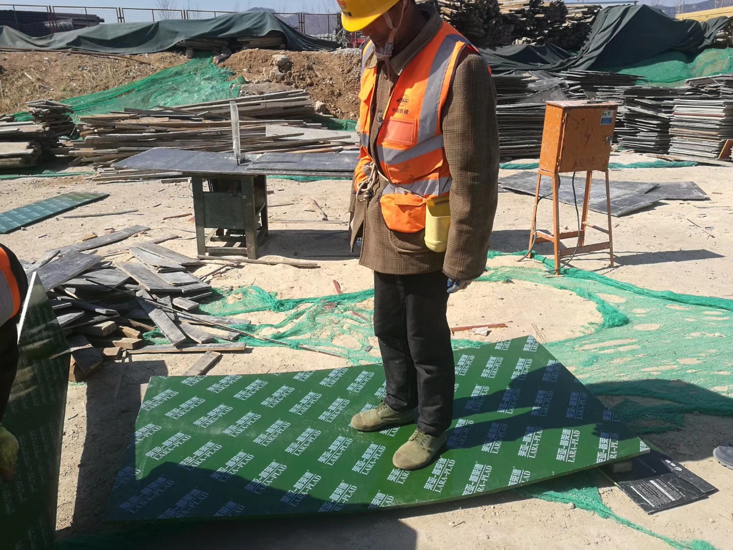 鋼化膜-覆塑建筑模板支撐體系方案