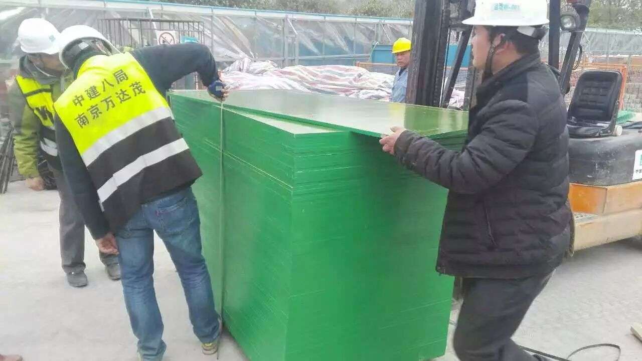 覆塑模板，萊亞普萊德