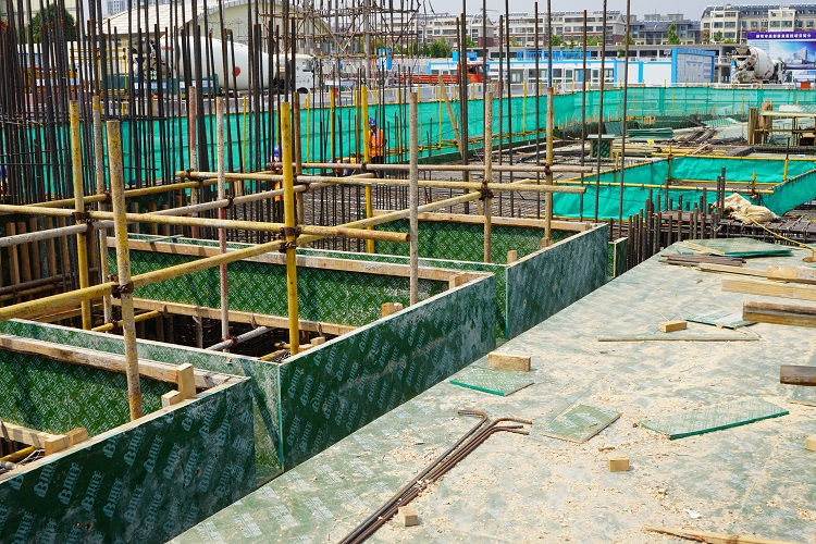 塑面/覆塑建筑模板：高強(qiáng)耐候，構(gòu)筑安全工程基石的現(xiàn)代選擇